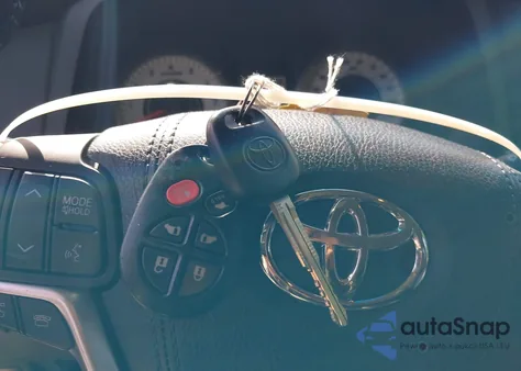 2015 Toyota Sienna Se 8 Passenger z USA, uszkodzony, nr VIN 5TDXK3DC5FS641004